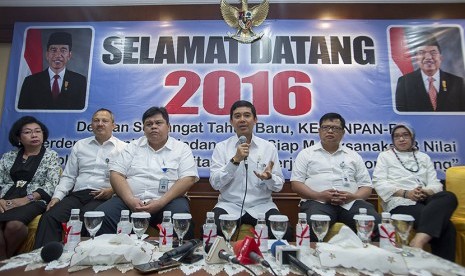 Menteri Pendayagunaan Aparatur Negara dan Reformasi Birokrasi (Menteri PAN dan RB) Yuddy Chrisnandi (ketiga kanan) 