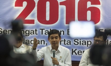 Menteri Pendayagunaan Aparatur Negara dan Reformasi Birokrasi (Menteri PAN dan RB) Yuddy Chrisnandi memberikan keterangan pers menyambut tahun 2016 di Gedung Kemenpan dan RB, Jakarta, Senin (4/1).