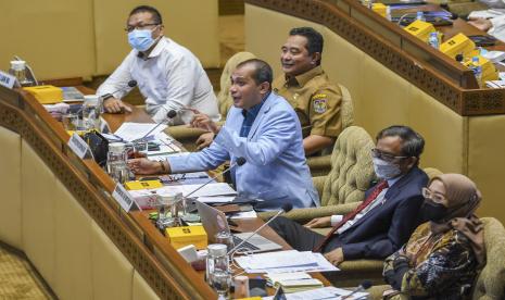 Menteri Pendayagunaan Aparatur Negara dan Reformasi Birokrasi (PANRB) ad interim Mahfud Md (kedua kanan) bersama Wakil Menteri Hukum dan Hak Asasi Manusia (Wamenkumham) Edward Omar Sharif Hiariej (tengah), Sekretaris Kementerian PANRB Rini Widyantini (kanan), Kepala Lembaga Administrasi Negara (LAN) Adi Suryanto (kiri) dan Ditjen Politik dan Pemerintahan Umum (Polpum) Kemendagri Bahtiar (kedua kiri) mengikuti Rapat Kerja dengan Komisi II DPR RI di Kompleks Parlemen, Senayan, Jakarta, Selasa (28/6/2022). Rapat tersebut membahas terkait pengisian formasi Aparatur Sipil Negara (ASN) di tiga provinsi hasil pemekaran di Provinsi Papua. 