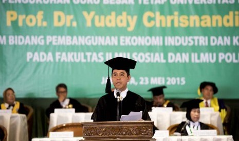 Menteri Pendayagunaan Aparatur Negara dan Reformasi Birokrasi, Prof. Dr. Yuddy Chrisnandi M.E (kanan), memberikan pidato pengukuhan di Universitas Nasional (Unas), Jakarta, Sabtu (23/5). 