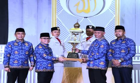 Menteri Pendayagunaan Aparatur Negara dan Reformasi Birokrasi RI (MenpanRB), Abdullah Azwar Anas resmi menutup secara langsung kegiatan MTQ IV Korps Pegawai Republik Indonesia (Korpri) 2022, di Masjid Raya Sumbar, Padang, Sabtu (12/11/2022) malam.