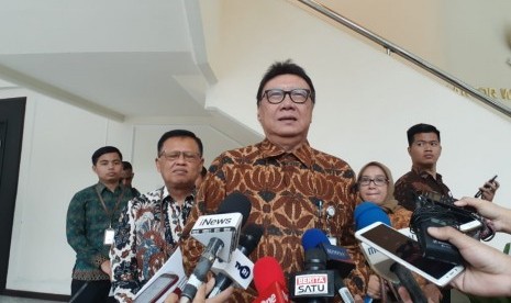 Menteri Pendayagunaan Aparatur Negara dan Reformasi Birokrasi Tjahjo Kumolo mengikuti rapat tentang Komite Pengarah Reformasi Birokrasi Nasional di Kantor Wakil Presiden, Jakarta, Rabu (12/12).