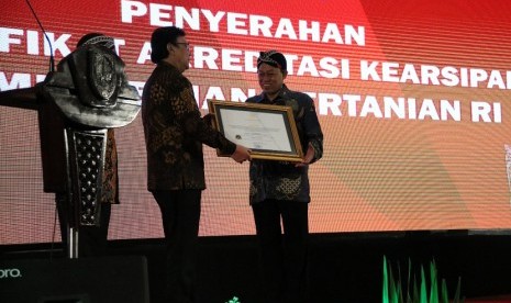 Menteri Pendayagunaan Aparatur Negara dan Reformasi Birokrasi, Tjahjo Kumolo secara langsung menyerahkan penghargaan pada gelaran Rakornas Kearsipan 2020 di Surakarta, Rabu (26/2), Sekretaris Jenderal Kementan, Momon Rusmono