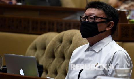 Menteri Pendayagunaan Aparatur Negara dan Reformasi Birokrasi Tjahjo Kumolo menyimak pertanyaan saat Rapat Dengar Pendapat bersama Komisi II DPR di Kompleks Parlemen Senayan, Jakarta, Selasa (23/6/2020). RDP tersebut membahas rencana kerja pemerintah tahun 2021 serta tindak lanjut pelaksanaan seleksi CPNS ditengah pandemi COVID-19.