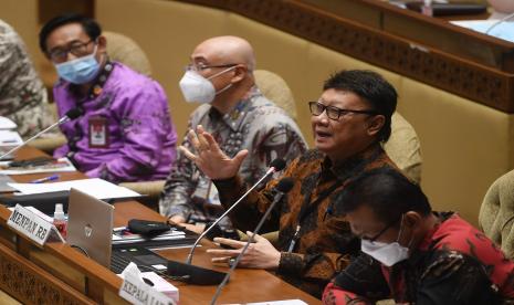 Menteri Pendayagunaan Aparatur Negara dan Reformasi Birokrasi Tjahjo Kumolo (kedua kanan)