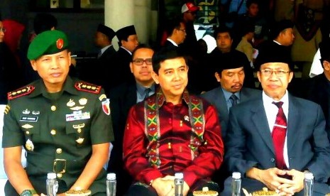 Menteri Pendayagunaan Aparatur Negara dan Reformasi Birokrasi Yuddy Chrisnandi (tengah).