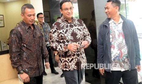 Menteri Pendidikan dan Kebudayaan Anies Baswedan di dampingi Dirut Republika Media Mandiri Agoosh Yoosran dan Pemred Republika Nasihin Masha saat bersilahtuhrahmi di Kantor Redaksi Republika, Jakarta,Rabu (17/2).