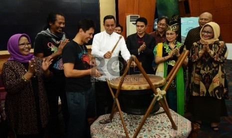 Menteri Pendidikan dan kebudayaan, Anies Baswedan didampingi para maestro seni Indonesia memukul drum sebagai tanda diluncurkannya program Belajar Bersama Maestro (BBM) di Gedung A Kementrian Pendidikan dan Kebudayaan, Jakarta Selatan, Jumat (12/6).(Republ