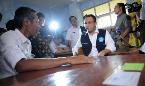 Menteri Pendidikan dan Kebudayaan Anies Baswedan (kedua kanan) berbincang dengan salah satu peserta Ujian Nasional (UN) kesetaraan Paket C saat meninjau pelaksanaannya di SMA Al-Muhajirin, Depok, Jawa Barat, Rabu (6/4).