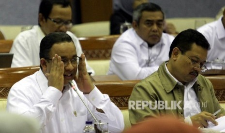 Menteri Pendidikan dan Kebudayaan Anies Baswedan (kiri) mengikuti rapat kerja dengan Komisi X DPR RI di Kompleks Parlemen, jakarta, Senin (1/2). 