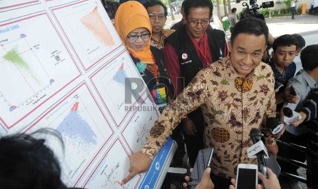  Mendikbud Anies Baswedan menyampaikan keterangan pers usai bertemu dengan Ketua KPK, Agus Rahardjo di Gedung KPK, Jakarta, Selasa (22/12). (Republika/Agung Supriyanto)