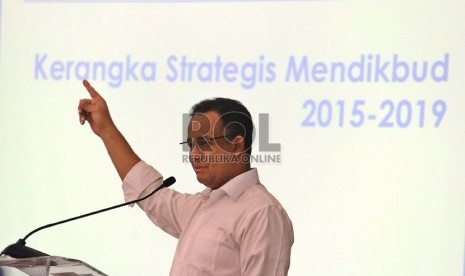 Menteri Pendidikan dan Kebudayaan Anies Baswedan memberikan arahan dalam Simposium Nasional di kantor Kemendikbus, Jakarta, Selasa (24/1). 