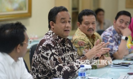 Menteri Pendidikan dan Kebudayaan Anies Baswedan memberikan paparan kinerja setahun kemendikbud saat bersilahtuhrahmi di Kantor Redaksi Republika, Jakarta,Rabu (17/2)