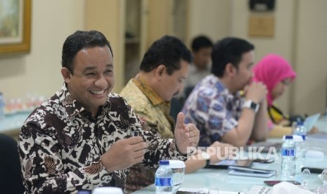 Menteri Pendidikan dan Kebudayaan Anies Baswedan memberikan paparan kinerja setahun kemendikbud saat bersilahtuhrahmi di Kantor Redaksi Republika, Jakarta,Rabu (17/2)