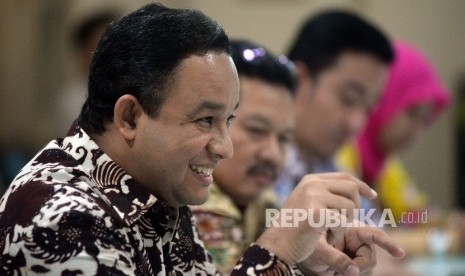 Menteri Pendidikan dan Kebudayaan Anies Baswedan memberikan paparan kinerja setahun kemendikbud saat bersilahtuhrahmi di Kantor Redaksi Republika, Jakarta,Rabu (17/2).