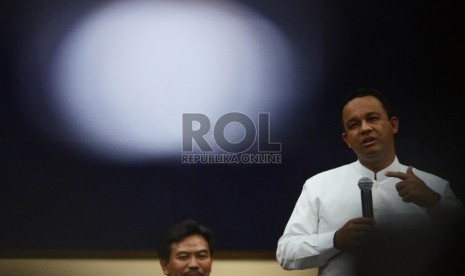 Menteri Pendidikan dan kebudayaan, Anies Baswedan memberikan sambutan pada peluncuran program Belajar Bersama Maestro (BBM) di Gedung A Kementrian Pendidikan dan Kebudayaan, Jakarta Selatan, Jumat (12/6).(Republika/Raisan Al Farisi)