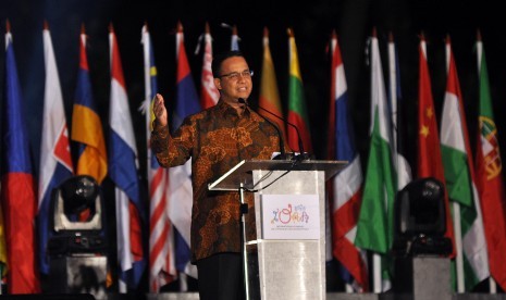 Menteri Pendidikan dan Kebudayaan Anies Baswedan menyampaikan sambutan saat pembukaan International Olympiad on Astronomy and Astrophysics (IOAA) di Taman Aksobya di pelataran Candi Borobudur, Magelang, Jateng, Senin (27/7) malam.