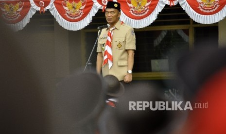 Menteri Pendidikan dan Kebudayaan Indonesia Muhadjir Effendy menjadi pemimpin upacara di Sekolah SDN 13 Grogol Selatan, Jakarta, Senin (14/8).