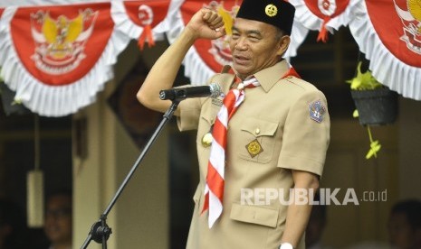 Menteri Pendidikan dan Kebudayaan Indonesia Muhadjir Effendy menjadi pemimpin upacara di Sekolah SDN 13 Grogol Selatan, Jakarta, Senin (14/8).