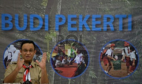 Menteri Pendidikan dan Kebudayaan (Mendikbud) Anies Baswedan berbicara saat jumpa pers terkait peluncuran program penumbuhan Budi Pekerti (PDB) di Jakarta, Jumat (24/7).