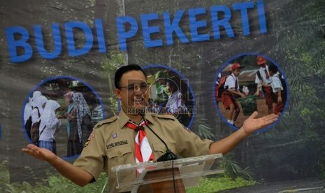 Menteri Pendidikan dan Kebudayaan (Mendikbud) Anies Baswedan berbicara saat jumpa pers terkait peluncuran program penumbuhan Budi Pekerti (PDB) di Jakarta, Jumat (24/7).