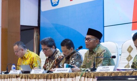 Menteri pendidikan dan kebudayaan (Mendikbud) Muhadjir Effendi memberikan arahan kepada para peserta Rembuk Nasional Pendidikan dan Kebudayaan (RNPK) 2018,  Senin malam (5/2). 