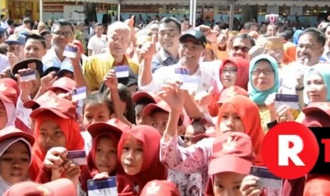 Menteri Pendidikan dan Kebudayaan (Mendikbud) Muhadjir Effendy bersama para siswa dan siswi di pulau Barrang Lompo, Makassar, Sulawesi Selatan