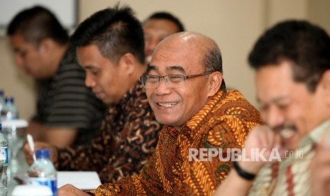 Menteri Pendidikan dan Kebudayaan Mendikbud Muhadjir Effendy berudiensi saat melakukan kunjungan di kantor Harian Republika di Jakarta, Rabu (24/8). (Republika/ Rakhmawaty La'lang)