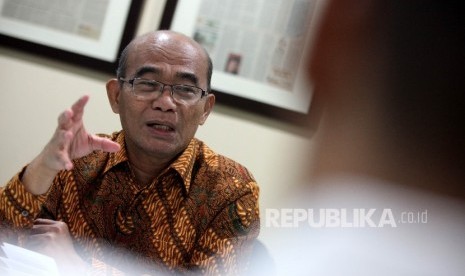 Menteri Pendidikan dan Kebudayaan Mendikbud Muhadjir Effendy berudiensi saat melakukan kunjungan di kantor Harian Republika di Jakarta, Rabu (24/8). (Republika/ Rakhmawaty La'lang)