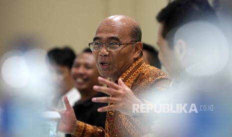 Menteri Pendidikan dan Kebudayaan Mendikbud Muhadjir Effendy berudiensi saat melakukan kunjungan di kantor Harian Republika di Jakarta, Rabu (24/8).