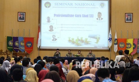 Menteri Pendidikan dan Kebudayaan (Mendikbud), Muhadjir Effendy, di Universitas Negeri Yogyakarta (UNY), Sabtu (28/4).  Mendikbud menjadi pembicara kunci seminar bertajuk Profesionalisme Guru Abad 21 di Ruang Sidang Utama Rektorat UNY.