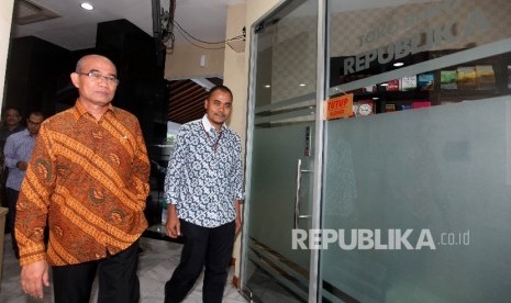 Menteri Pendidikan dan Kebudayaan Mendikbud Muhadjir Effendy (kiri) bersama Pemred Republika Irfan Junaidi (kanan)berjalan bersama saat berkunjung di kantor Harian Republika di Jakarta, Rabu (24/8).(Republika/ Rakhmawaty La'lang)