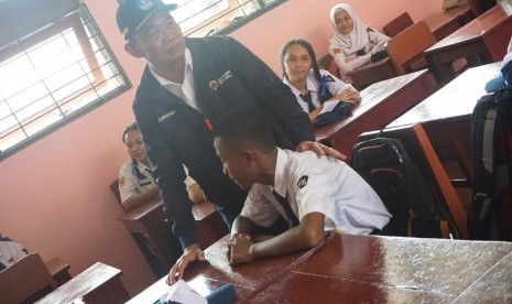 Menteri Pendidikan dan Kebudayaan (Mendikbud) Muhadjir Effendy memantau hari pertama sekolah (HPS) di beberapa sekolah di Papua pada Senin (16/7).