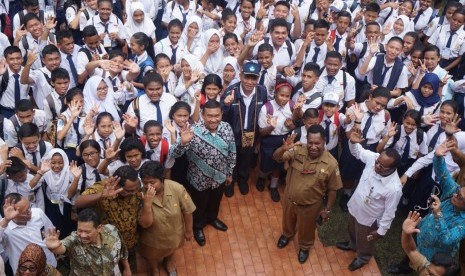 Menteri Pendidikan dan Kebudayaan (Mendikbud) Muhadjir Effendy memantau hari pertama sekolah (HPS) di beberapa sekolah di Papua pada Senin (16/7).