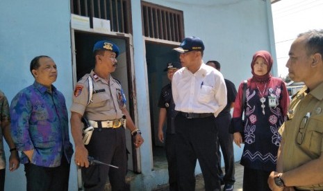 Menteri Pendidikan dan Kebudayaan (Mendikbud) Muhadjir Effendy mengunjungi SMPN 1 Muara Gembong. Sebelumnya, sekolah tersebut didatangi Presiden Joko Widodo karena bangunan sekolah yang tidak layak. Selasa (16/7). 