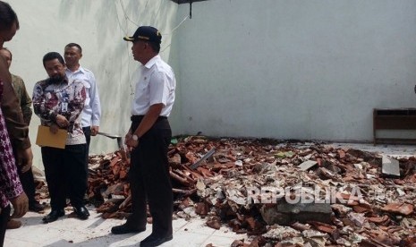 Menteri Pendidikan dan Kebudayaan (Mendikbud) Muhadjir Effendy meninjau SMKN 3 Kota Tasikmalaya pada Kamis, (21/12). Sekolah itu mengalami kerusakan akibat gempa.