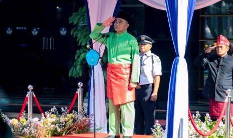 Menteri Pendidikan dan Kebudayaan (Mendikbud), Muhadjir Effendy pada upacara bendera peringatan Hardiknas di halaman Kantor Kemendikbud, Rabu (2/5).