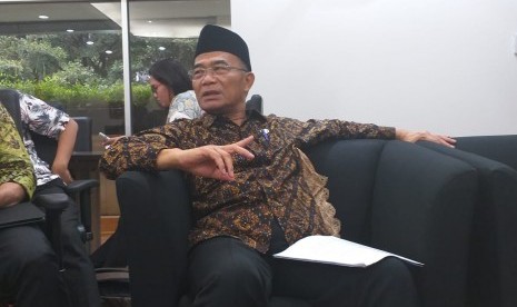 Menteri Pendidikan dan Kebudayaan (Mendikbud) Muhadjir Effendy saat berbincang dengan wartawan di Gedung Kemendikbud, Jakarta pada Rabu (30/1).