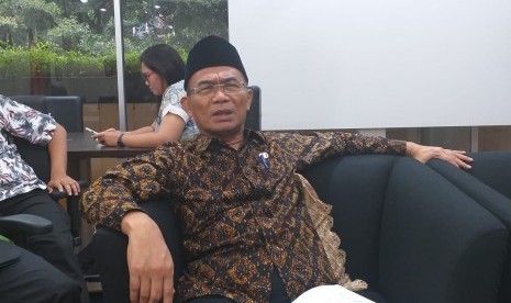 Menteri Pendidikan dan Kebudayaan (Mendikbud) Muhadjir Effendy saat berbincang dengan wartawan di Gedung Kemendikbud, Jakarta pada Rabu (30/1).