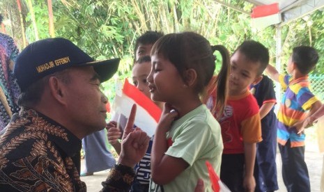 Menteri Pendidikan dan Kebudayaan (Mendikbud) Muhadjir Effendy saat menemui anak-anak TKI di salah satu learning centre di Kuching, Serawak.