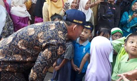 Menteri Pendidikan dan Kebudayaan (Mendikbud) Muhadjir Effendy saat meninjau proses belajar mengajar di TK Pertiwi Monjok, Mataram, Nusa Tenggara Barat, Selasa (14/8). Tk ini menjadi salah satu sekolah yang rusak berat akibat gempa Lombok.