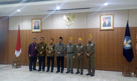 Menteri Pendidikan dan Kebudayaan (Mendikbud) Muhadjir Effendy (tengah) berfoto bersama para veteran di Gedung A Kemendikbud, Jakarta, Selasa (23/10). Para veteran akan dilibatkan dalam pelaksanaan program Penguatan Pendidikan Karakter (PPK).