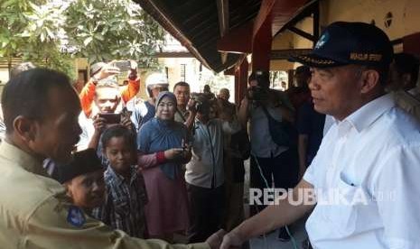 Menteri Pendidikan dan Kebudayaan (Mendikbud) Muhajir Effendy saat meninjau Sekolah Dasar Negeri 5 Pohgading, Desa Pringgabaya, Kabupaten Lombok Timur, Senin (13/8). Sekolah tersebut menjadi salah satu yang mengalami kerusakan parah akibat gempa Lombok.