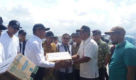 Menteri Pendidikan dan Kebudayaan (Mendikbud) Muhajir Effendy tiba di Palu, Sabtu (6/10). Mendikbud akan meninjau beberapa fasilitas pendidikan, serta kondisi peserta didik, tenaga pendidik, dan kependidikan terdampak bencana gempa dan tsunami, di Kota Palu dan Donggala.