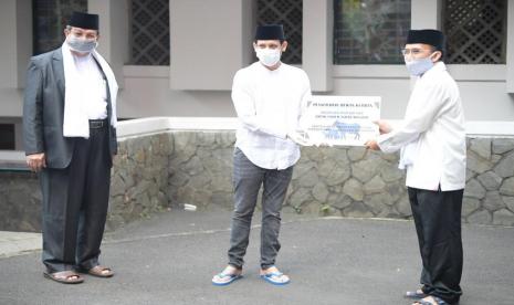 Menteri Pendidikan dan Kebudayaan (Mendikbud), Nadiem Anwar Makarim, melaksanakan Sholat Idul Adha 1441 H di Masjid Baitut Tholibin kantor Kemendikbud, Jakarta, Jumat (31/07). Pada kesempatan ini, Mendikbud secara simbolis memberikan hewan kurban satu ekor sapi. Panitia kurban Masjid Baitut Tholibin juga menerima 14 ekor sapi dan tujuh ekor kambing dari pejabat di lingkungan Kemendikbud.