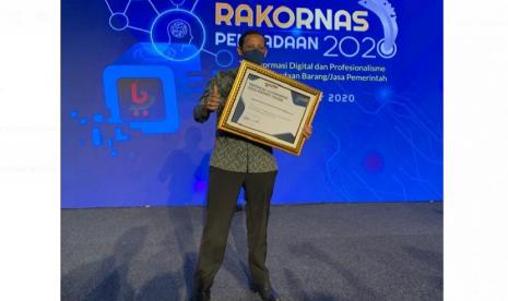 Menteri Pendidikan dan Kebudayaan (Mendikbud), Nadiem Anwar Makarim, saat menerima penghargaan Indonesia Government Procurement Awards dari Lembaga Kebijakan Pengadaan Barang dan Jasa Pemerintah (LKPP) kategori Kementerian atau Lembaga atau Pemerintah Daerah dengan Inovasi Pengadaan yang Mendukung Transparansi Belanja Pengadaan. Penghargaan diberikan pada acara Rapat Koordinasi Nasional Pengadaan Barang/Jasa (Rakornas PBJ) 2020 di Hotel Grand Savero, Kota Bogor, Jawa Barat, Rabu (18/11).