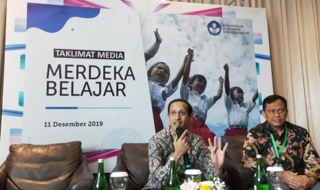 Menteri Pendidikan dan Kebudayaan (Mendikbud), Nadiem Makarim ditemui usai membuka rapat koordinasi kepala dinas, di Hotel Bidakara, Jakarta, Rabu (11/12).