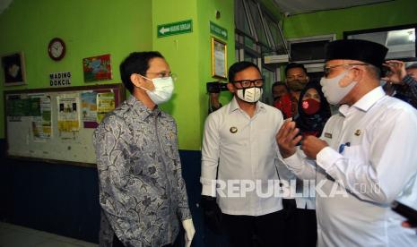 Menteri Pendidikan dan Kebudayaan (Mendikbud) Nadiem Makarim (kiri) bersama Wali Kota Bogor Bima Arya (tengah) berbincang dengan kepala sekolah saat meninjau pelaksanaan Pembelajaran Jarak Jauh (PJJ) di SDN Polisi 1, Kota Bogor, Jawa Barat, Kamis (30/7/2020). Kunjungan Mendikbud ke sejumlah sekolah di Kota Bogor tersebut untuk melihat kesiapan sekolah sekaligus evaluasi dalam melakukan PJJ di masa Adaptasi Kehidupan Baru (AKB) saat pandemi COVID-19. 