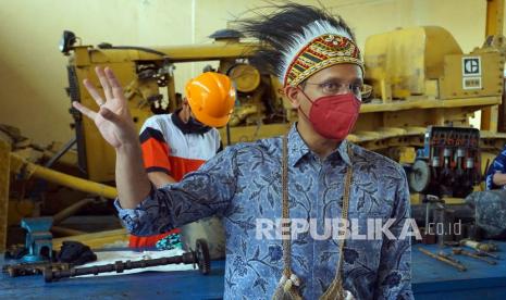 Menteri Pendidikan dan Kebudayaan (Mendikbud) Nadiem Makarim meninjau kegiatan siswa di bengkel SMK Negeri 3 Kota Sorong, Papua Barat, Rabu (10/2/2021). Kunjungan kerja Mendikbud selama tiga hari di Papua Barat untuk mengetahui secara langsung permasalahan pendidikan dan kebudayaan di wilayah tersebut. 