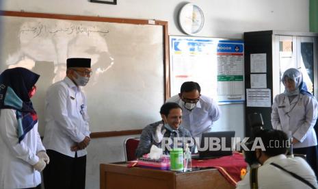 Menteri Pendidikan dan Kebudayaan (Mendikbud) Nadiem Makarim (tengah) bersama Wali Kota Bogor Bima Arya (kedua kanan), kepala sekolah dan guru berbincang dengan siswa saat meninjau pelaksanaan Pembelajaran Jarak Jauh (PJJ) di SDN Polisi 1, Kota Bogor, Jawa Barat, Kamis (30/7/2020). Kunjungan Mendikbud ke sejumlah sekolah di Kota Bogor tersebut untuk melihat kesiapan sekolah sekaligus evaluasi dalam melakukan PJJ di masa Adaptasi Kehidupan Baru (AKB) saat pandemi COVID-19. 